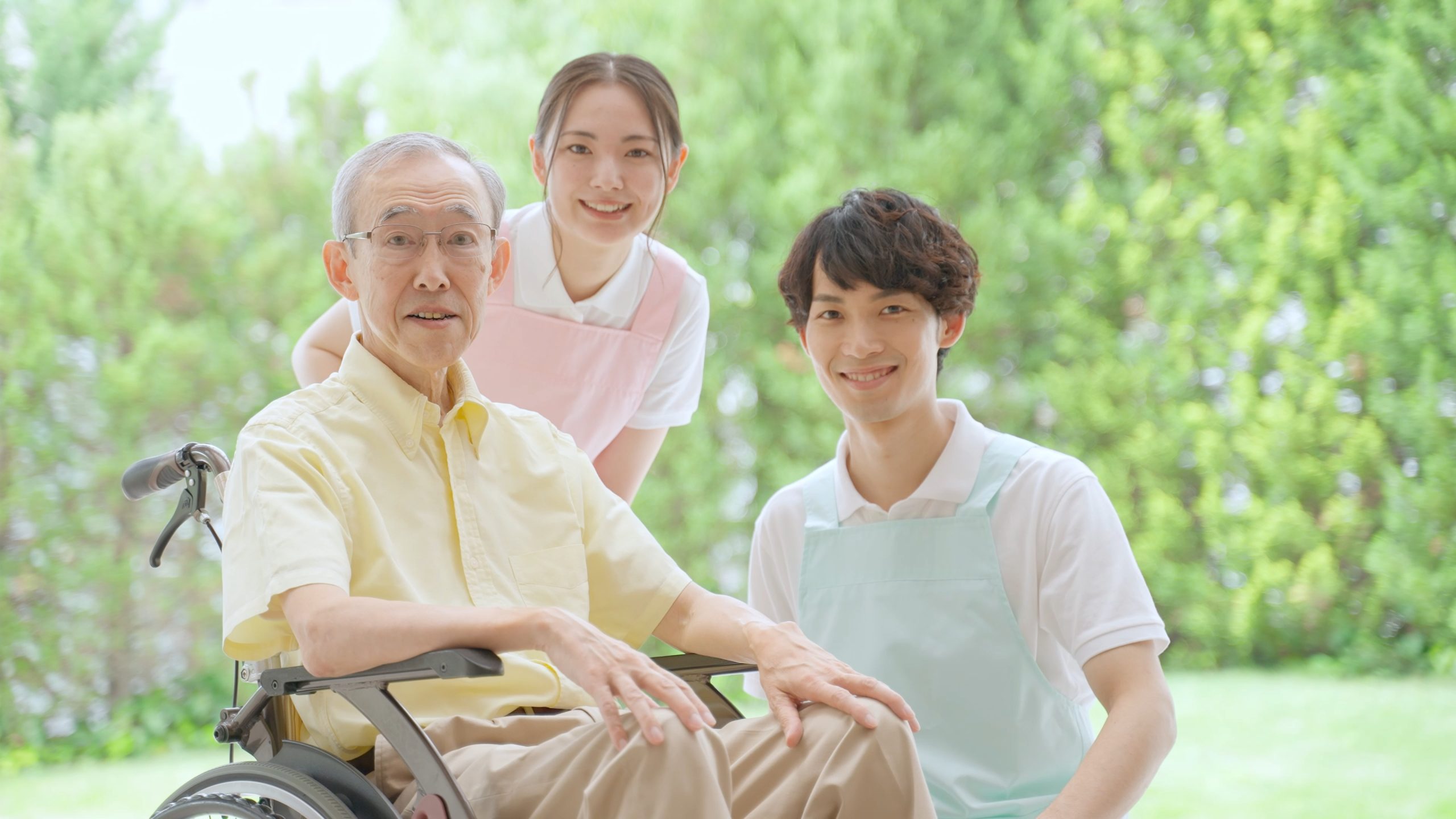 車椅子に乗った高齢者と介護士